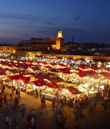 La Plaza de Marrakech es visitada durante el tour de 6 días desde Tánger