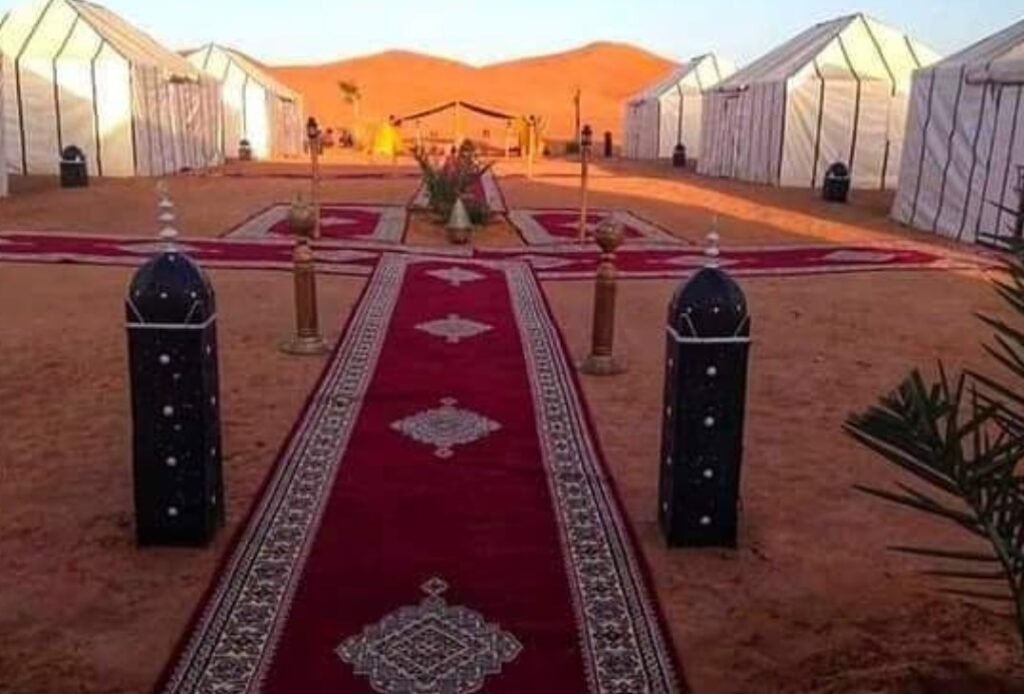 Se encuentran en medio de las dunas del desierto de Sahara, partiendo desde Marrakech