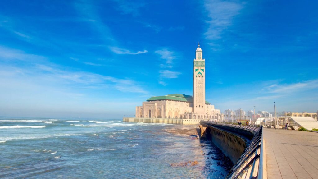 La Mezquita HassanII, la mas grande de Marruecos, un punto del tour de 7 días desde Casablanca