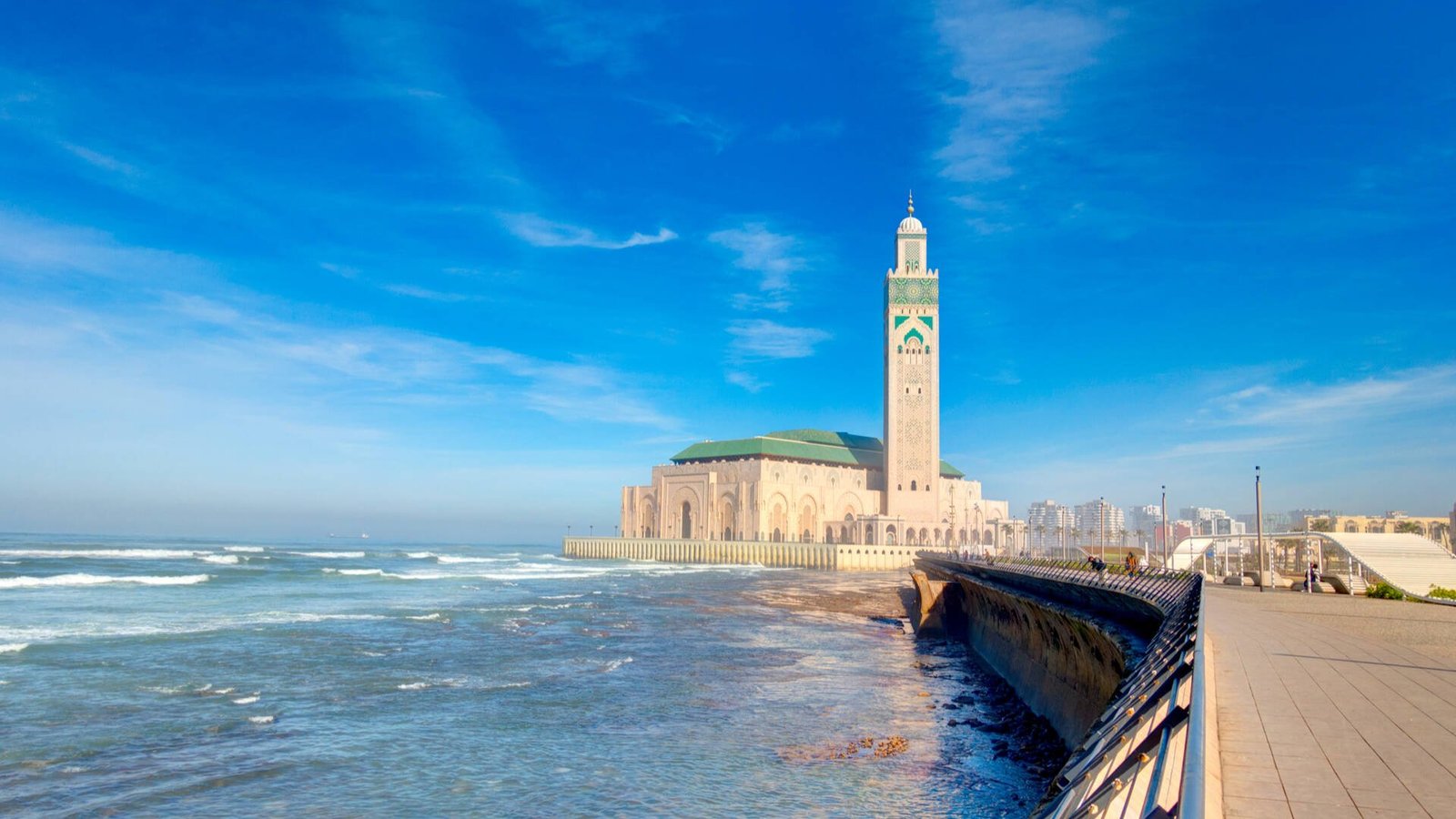 La Mezquita HassanII, la mas grande de Marruecos, un punto del tour de 7 días desde Casablanca