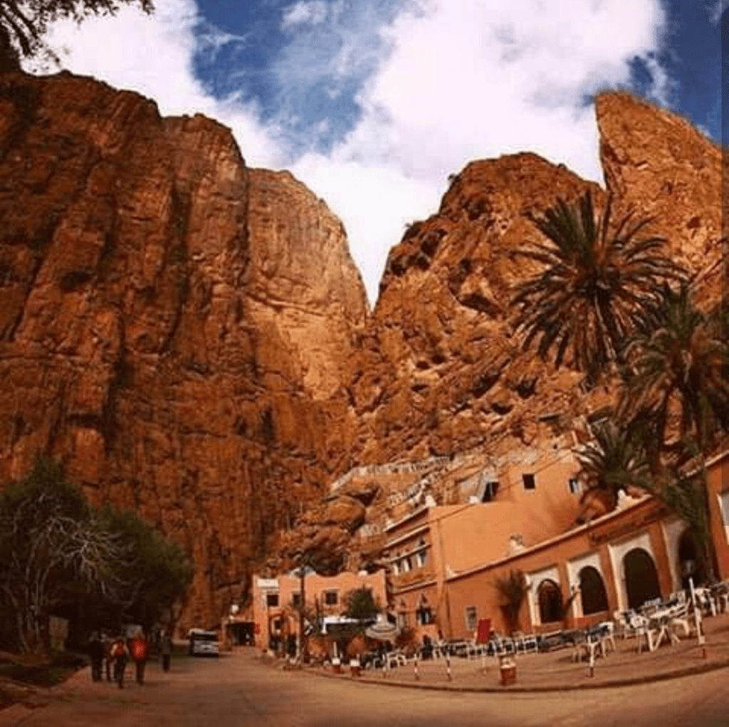 Los acantilados de las gargantas de Todra son el deleite de los escaladores, durante el tour de 10 días de Fez a Tánger.