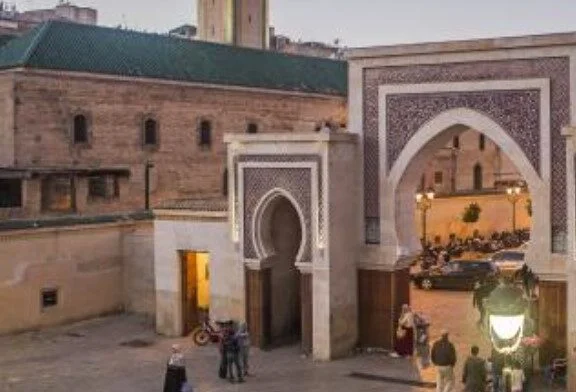 Bab Boujloud es la entrada a la antigua Medina. Servisitará durante el tour desde Marrakech a Fez