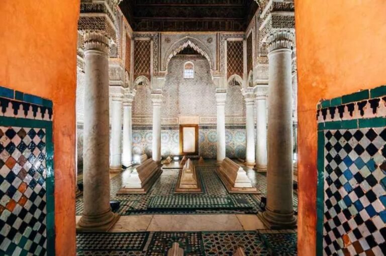Datan dl tiempo del Sultan Ahnad al-Mansur y redescubiertas en1917, en Marrakech, punto de partida de nuestros tours