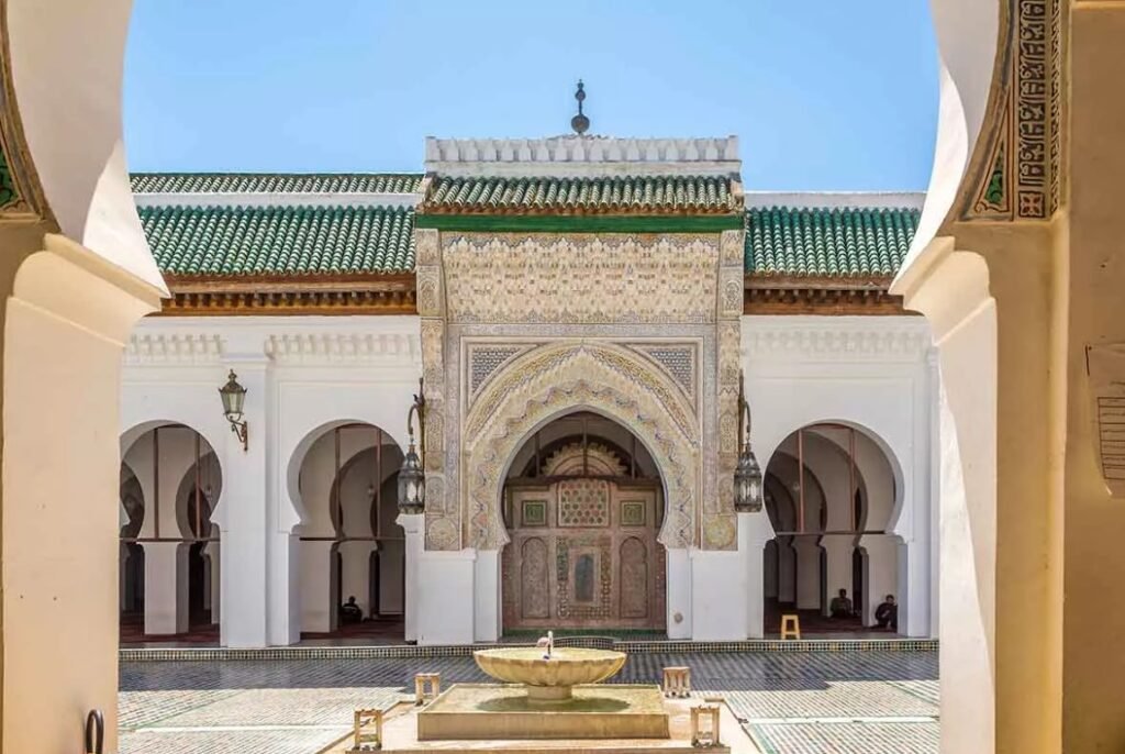 Mezquita y Universidad de Qarauiyn o Al-Karaouine. es la universidad mas antigua de Fez, en Marruecos