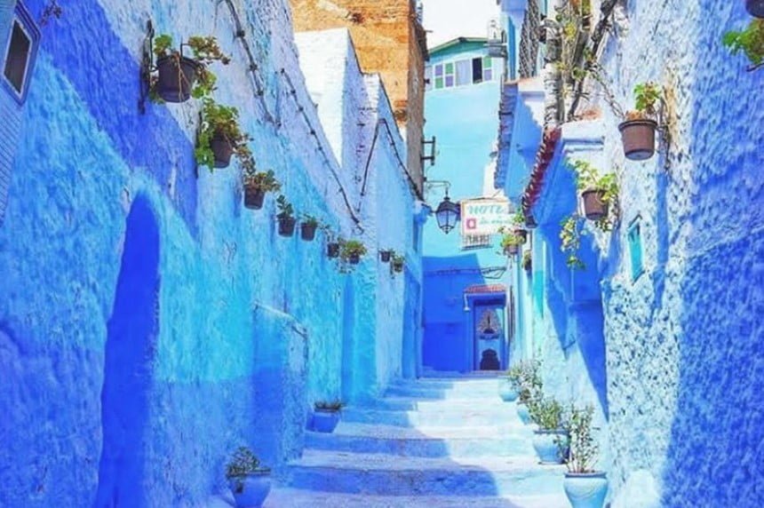 Las calles de la ciudad azul son un lugar a visitar durante el tour de 8 días desde Casablanca a Casablanca